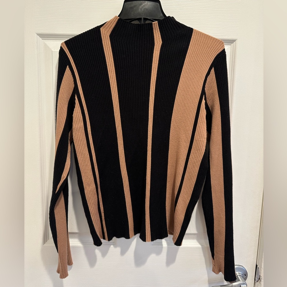 Aaeda Women’s Ribbed Tan and Black Sweater
